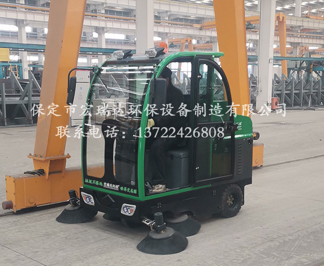 陜西咸陽鋼結構廠使用保定宏瑞達1900電動掃地車進行廠區清潔