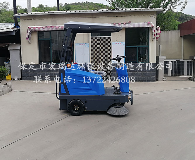 宏瑞達駕駛式掃地車在徐水玻璃廠上崗 宏瑞達駕駛式掃地車在徐水玻璃廠上崗