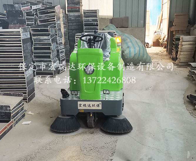 保定宏瑞達駕駛式清掃車在河南鄭州模具廠上崗 保定宏瑞達駕駛式清掃車在河南鄭州模具廠上崗