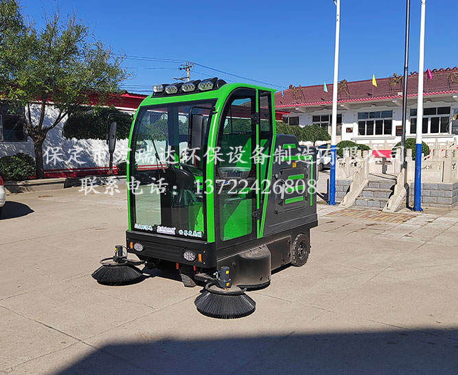 保定宏瑞達(dá)電動(dòng)掃地車在廊坊張家堡村委會(huì)上崗