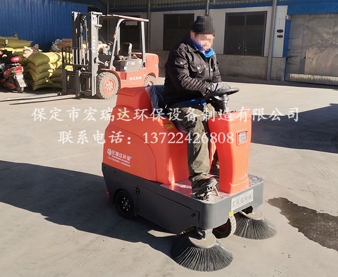 順平塑料廠使用保定宏瑞達駕駛式掃地車